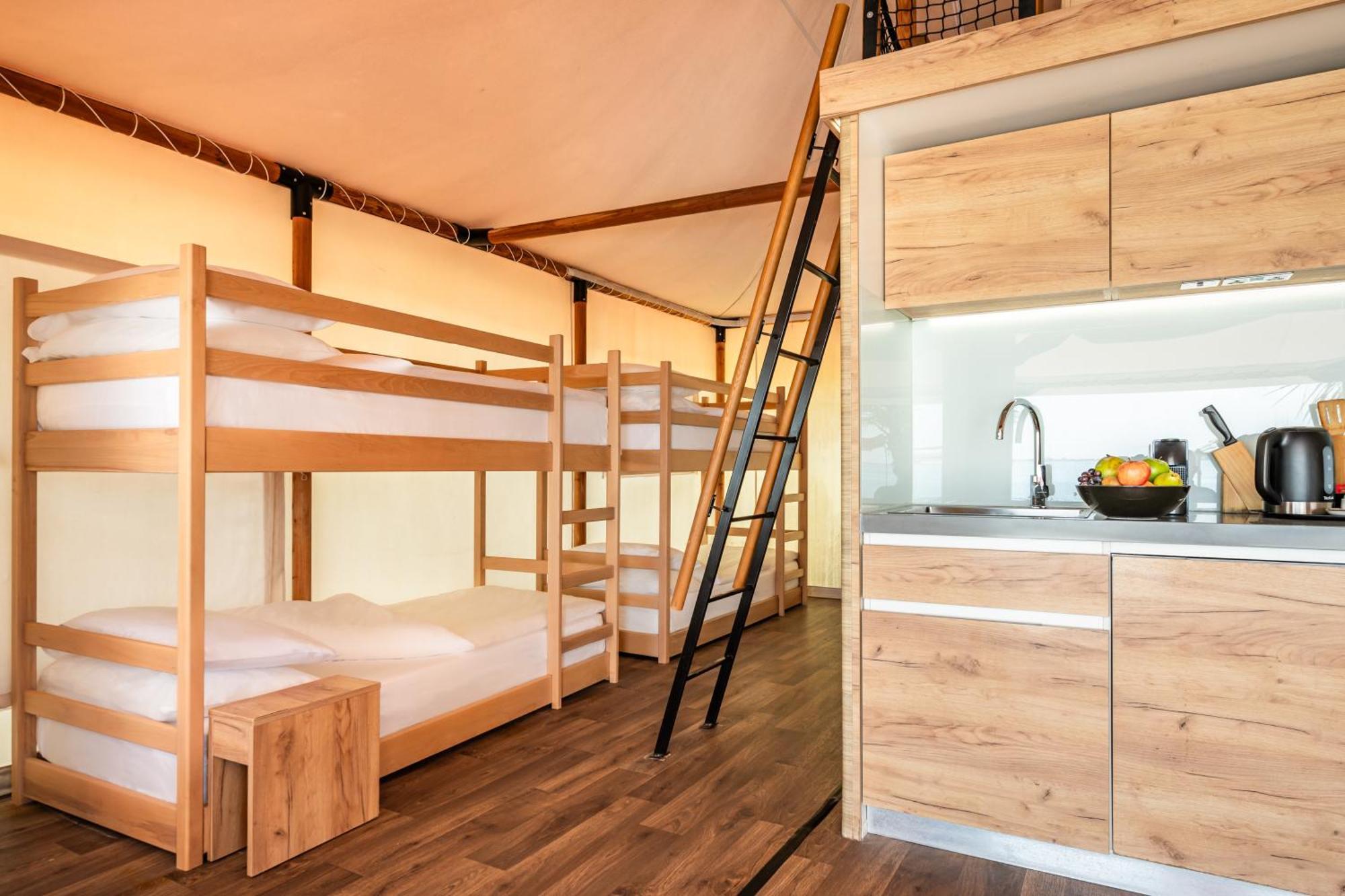 Bab Al Nojoum Hudayriyat Camp Hotel Абу Даби Екстериор снимка